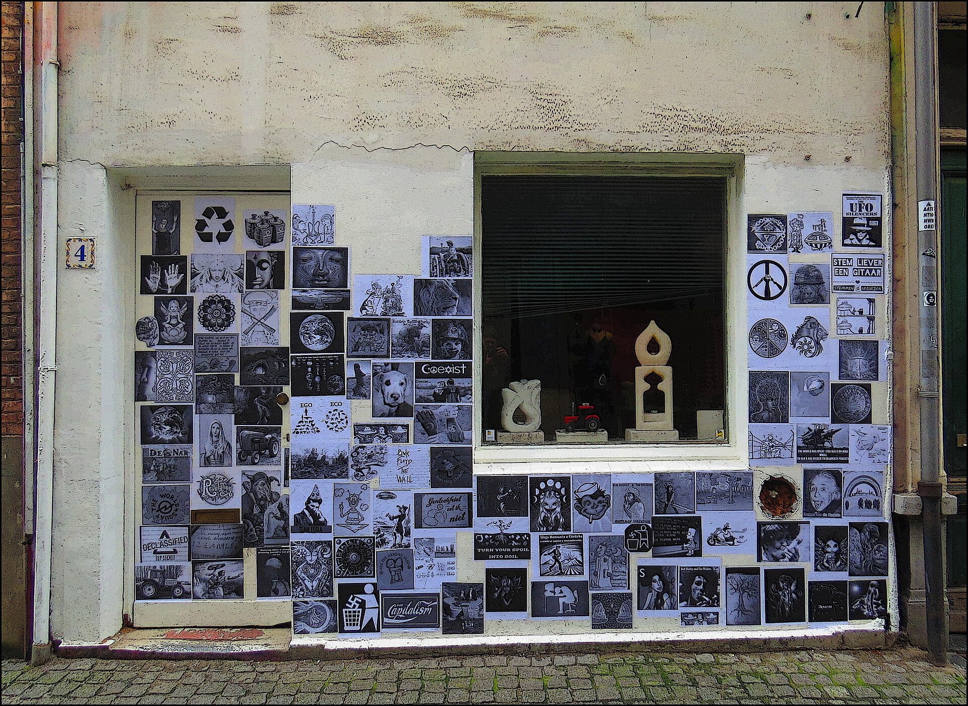 Decorating a Storefront   panoramio