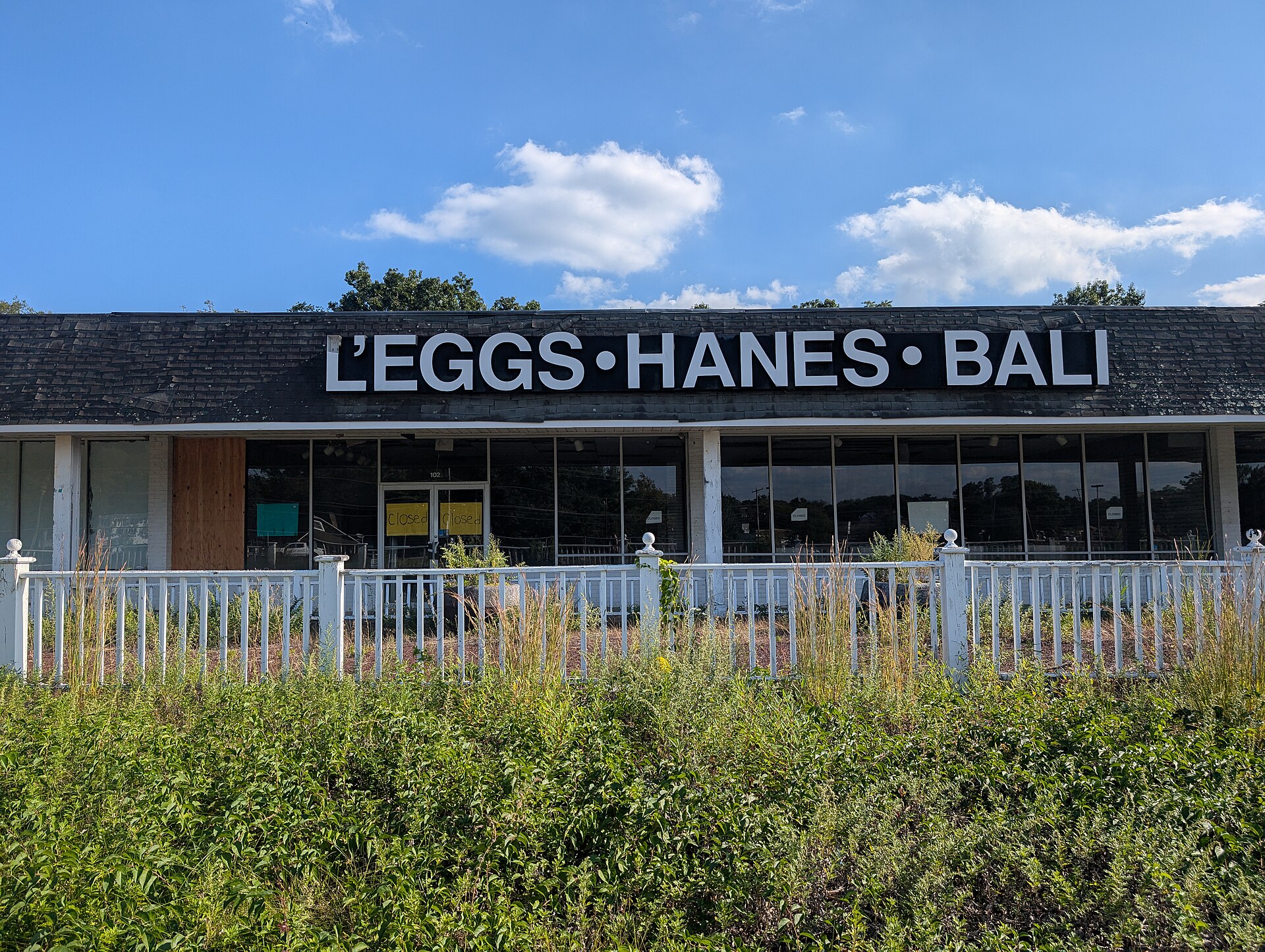 Storefront of the former L'Eggs–Hanes–Bali store at the abandoned Circle Factory Outlet Center