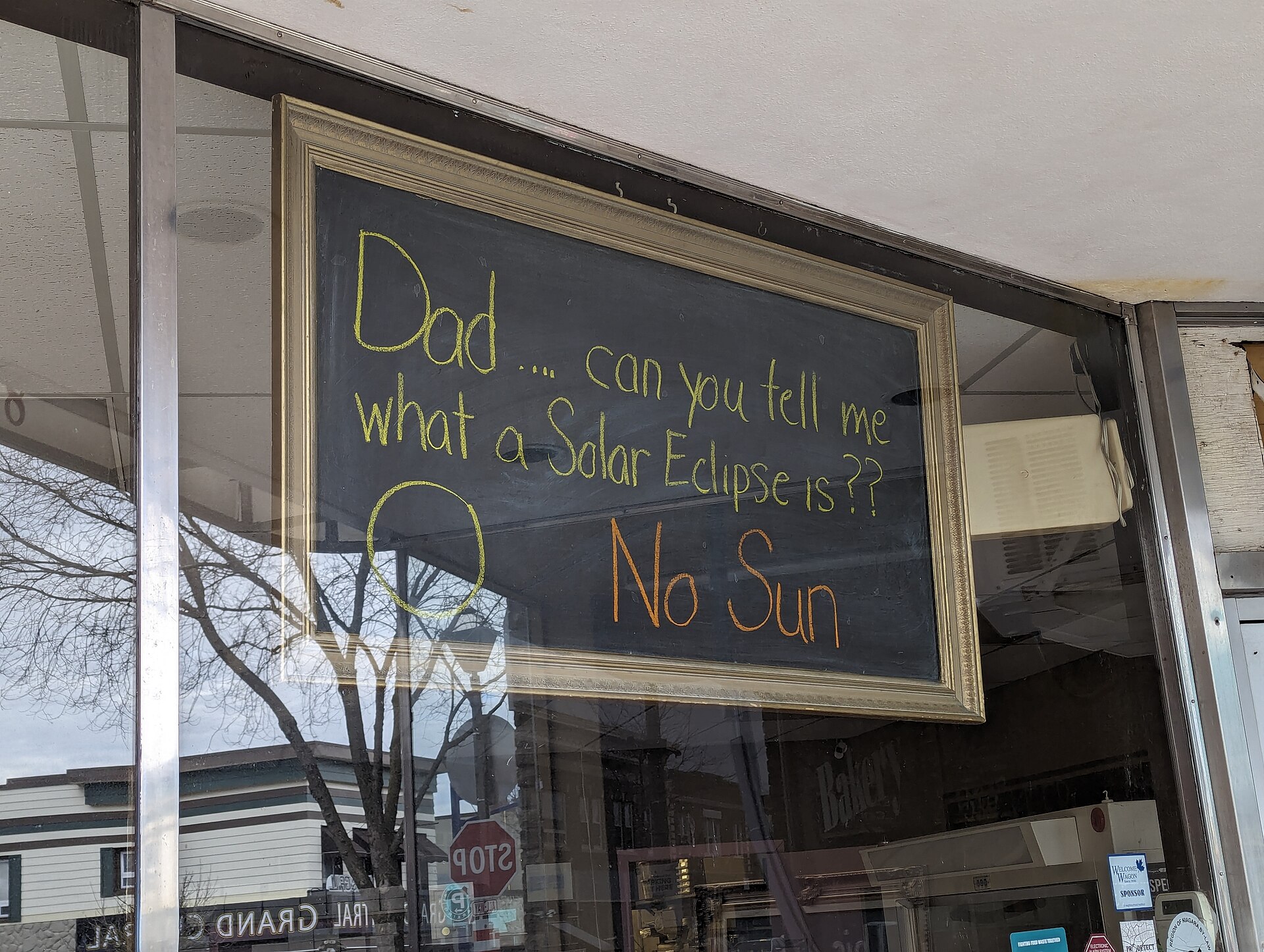 Storefront puns in Niagara Falls, ON, referencing the total solar eclipse (2024 04 08) 01